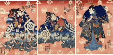 Actors with multiple <i>mon</i> as a backdrop: Bandō Mitsugorō IV (坂東三津五郎) as Kudō Suketsune  on the right; in the center is Sawamura Tosshō I (澤村訥升) as Soga Jūrō and Ichikawa Ebizō V (市川海老蔵) playing Soga Gorō on the left